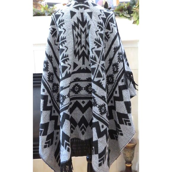 rue21 Aztec Print Shawl/Wrap  Balck & Gray  One Size  EUC - Picture 4 of 8